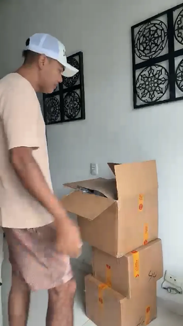 Un cliente abre las cajas que acaba de recibir