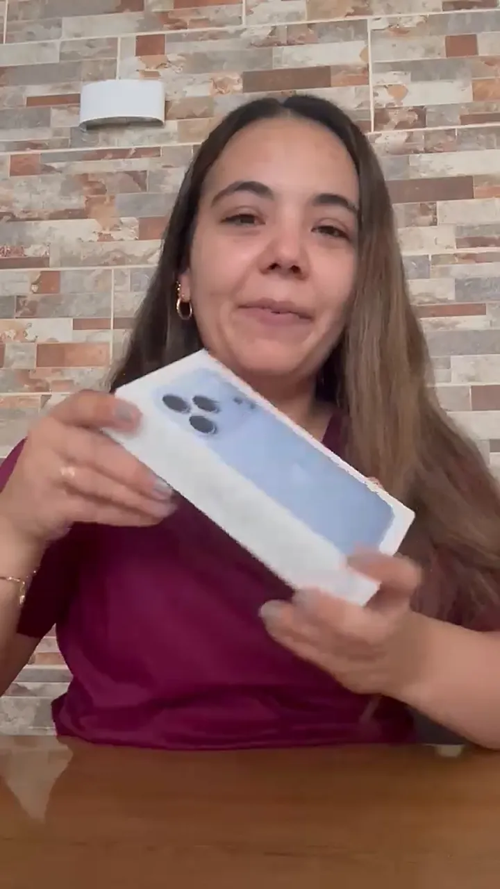 Una clienta muestra el celular que le llegó